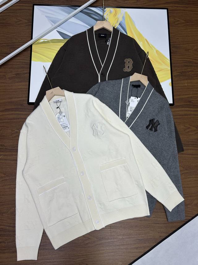 Mlb官方男女情侣同款时尚暗纹浮雕老花针织开衫25秋季季新款Kcm02 线上1 +含羊毛开衫！手感软糯肉感十足！今年最新设计元素！皮标点缀！皮质柔软舒适！全身浮