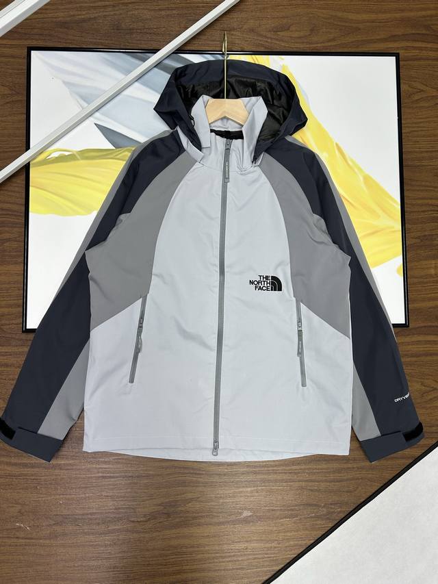 高版本北面拼色三色款连帽冲锋衣外套情侣男女同款经典The North Face北面Tnf日版户外防水冲锋衣登山夹克外套全球火爆的冲锋衣！功能性超强！采用防水透湿