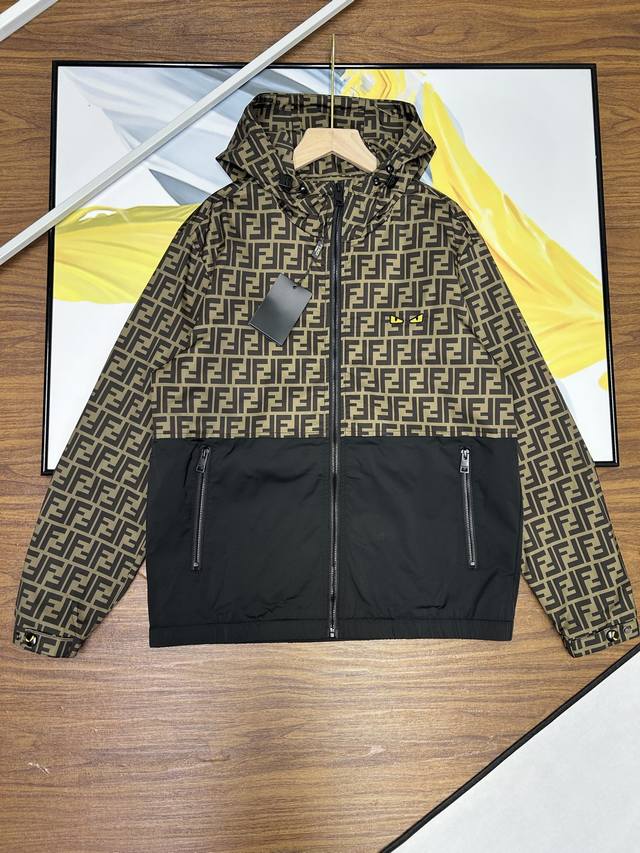 Fendi芬迪 Ff 复古提花满印拼接色连帽休闲外套防风防水小风衣 芬迪设计的真的太经典了 非常复古又很耐看 明星同款上身增强气场怎么搭配都不会出错 女孩子穿也