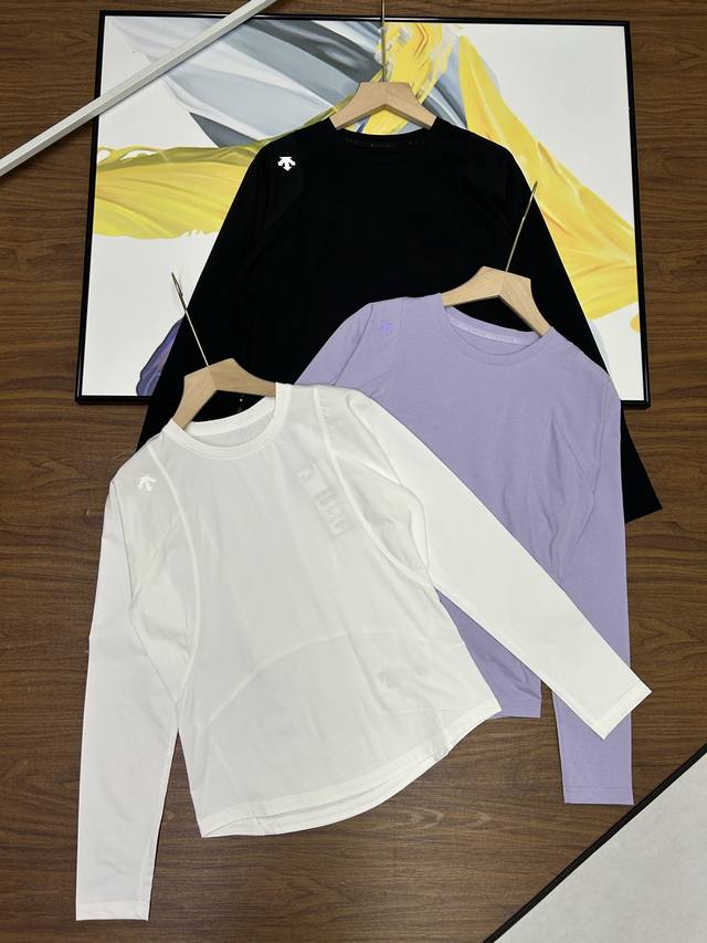 Descente迪桑特女士新款三色款25Ss迪桑特圆领打底衫！束腰拼接款迪桑特女款拼接收腰打底衫高级感不是普通面料可以比拟的！棉+锦纶作为面料的主要成分！触感舒