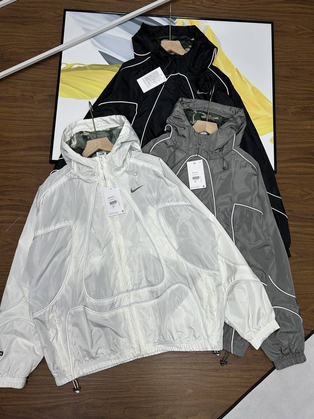 耐克三色反光连帽外套风衣夹克外套！内里迷彩网状！情侣装可搭配本店同款裤子复古梭织 运动休闲外套 官方在售一直都是耐克的高端时尚系列。内里做了网状面料全身反光条和