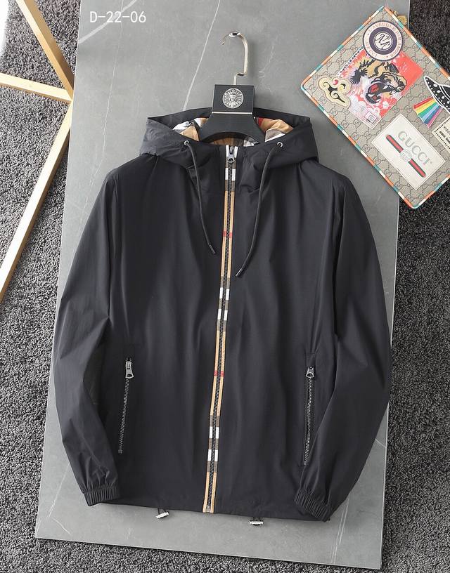 原单品质巴宝莉 2025春夏新款上市意大利进口面料时尚连帽外套。欧洲专柜同步，上身更随意大方，专柜原版五金奢华高档定制配饰新作！奢华品牌特质Logo 专柜最新款