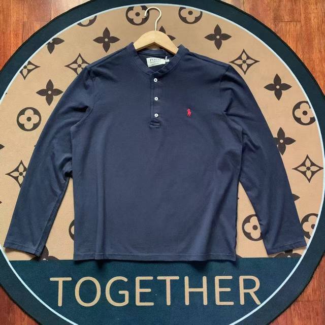 拉夫劳伦经典亨利领长袖T恤 面料是那种“会呼吸”的细腻糯感，摸起来像云朵表层，贴身穿软乎乎的，秋老虎天单穿也不闷，降温搭外套也不会起静电。 领口的半开襟设计，保