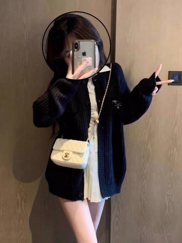 Prad普拉达 234Ss 秋冬新品 Pa三角 徽章刺绣 毛衣开衫外套 情侣款 男女均可驾驭 专柜同步在售 整衣纯手工套口工艺 区别市面车缝大货！ 真材实料 抗