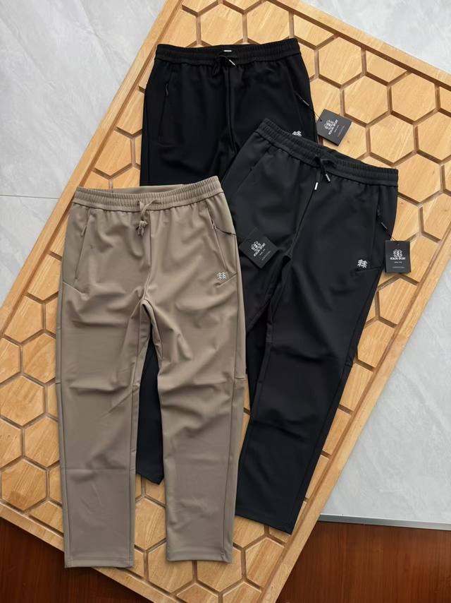 可隆25年秋季新款户外男士休闲运动裤 这款速长裤采用特定的面料，拥有超强的吸湿排汗功能，能在你挥洒汗水的瞬间，迅速将汗水导出，让你时刻保持干爽舒适，毫无黏腻之感