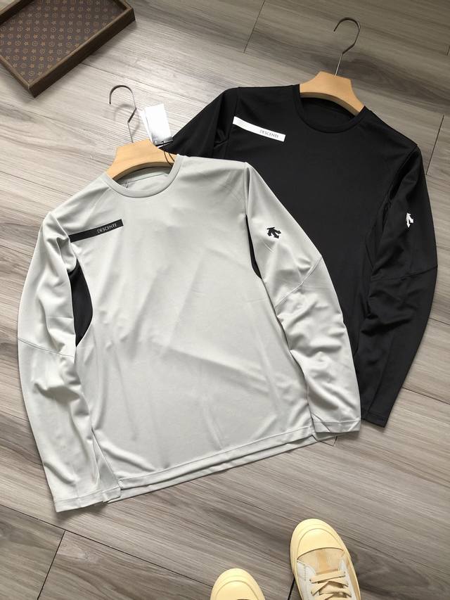 D家 Training系列 手臂徽标Logo胶印 男款撞色综训训练运动健身登山徒步圆领长袖T恤. 颜色：灰色 黑色. 材质：氨纶锦纶混纺面料. 尺码：M L X