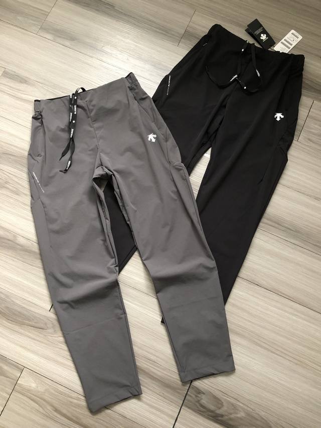 D家 Running系列 徽标字母Logo胶印 男款跑步运动健身休闲裤长裤. 颜色：灰色 黑色. 工艺：印花 立体剪裁. 材质：锦纶氨纶混纺. 尺码：M-2Xl