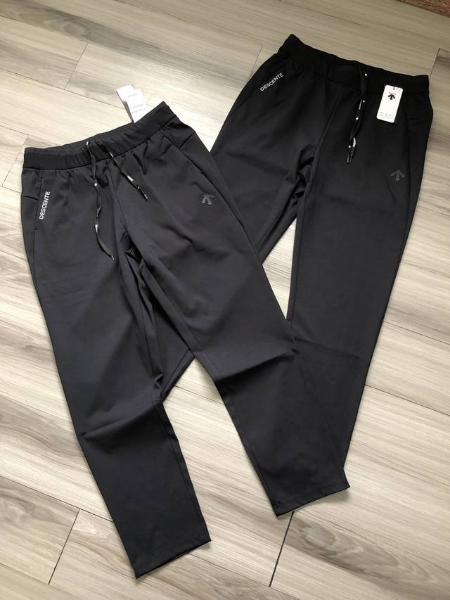 D家 综训系列 徽标字母Logo胶印 男款通勤休闲户外运动针织长裤. 颜色：藏青色. 工艺：胶印 立体剪裁. 材质：针织面料. 尺码：L-3Xl. 品质：高品质