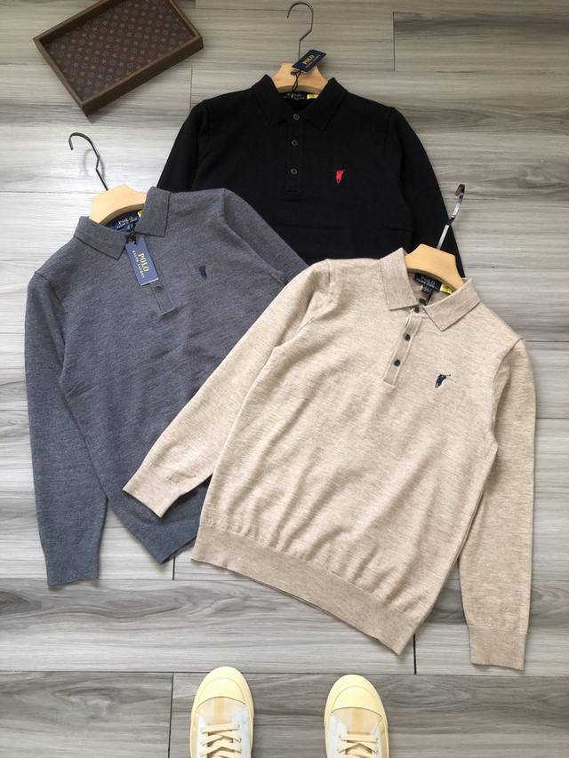 Ralph Lauren丨拉夫家 小标马球刺绣 男款羊毛混纺翻领Polo针织衫. 颜色：牛仔色. 材质：羊毛 棉混纺面料. 工艺：刺绣. 尺码： M L Xl