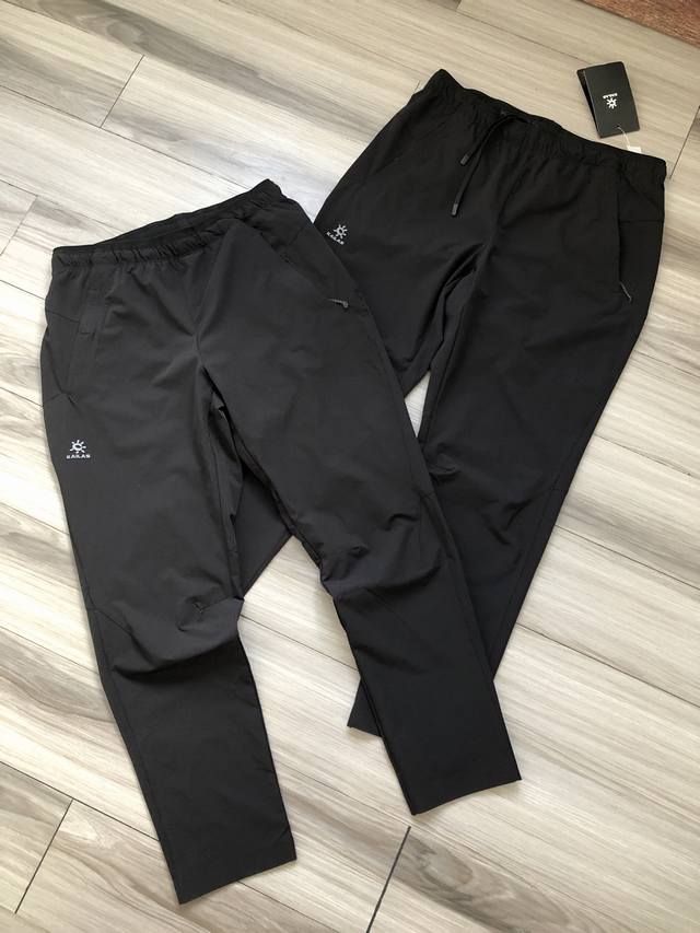 Ka*Las丨石家 徽标Logo胶印 无痕压胶 男款徒步运动吸湿透气防晒速干爽舒适弹力慢跑裤 颜色：黑色. 面料：透气防晒速干科技面料. 工艺：胶印 立体剪裁.