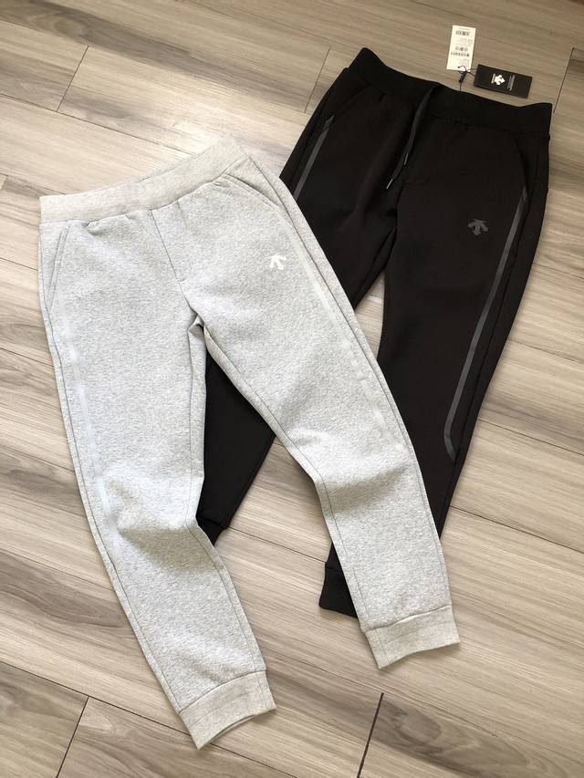 D家 Field系列 徽标Logo裤腿3M反光胶印 男女款纯色针织运动休闲束脚卫裤. 颜色：灰色 黑色. 工艺：3M反光胶印 立体剪裁. 材质：太空棉面料. 尺