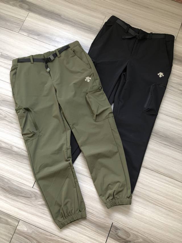 D家 Buel系列 徽标Logo胶印 男女款透气都市通勤潮流休闲户外登山徒步休闲腰带工装口袋长裤. 颜色：裤色 黑色. 工艺：3D立体胶印 立体剪裁. 材质：四