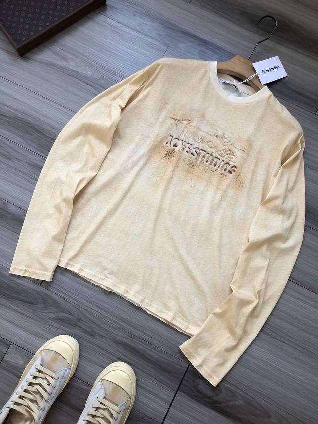 Acne Studios Ss25 酸洗做旧成衣染色 3D浮雕字母Logo印花复古油画 男女款圆领长袖打底衫T恤. 颜色：图片色. 尺码：Xs S M L. 材