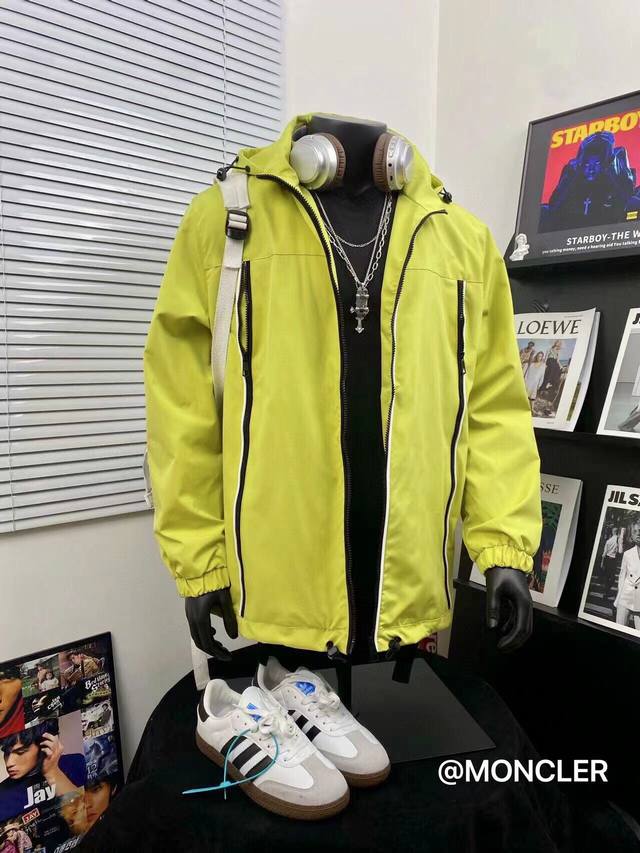 Moncler蒙口工装风连帽冲锋衣 原版定制面料 重工刺绣 超级高级洋气当下最火的一款单品 爆款 大厂完美做工，随意对比 上身轻松驾驭真不辜负费尽心力,又一最强