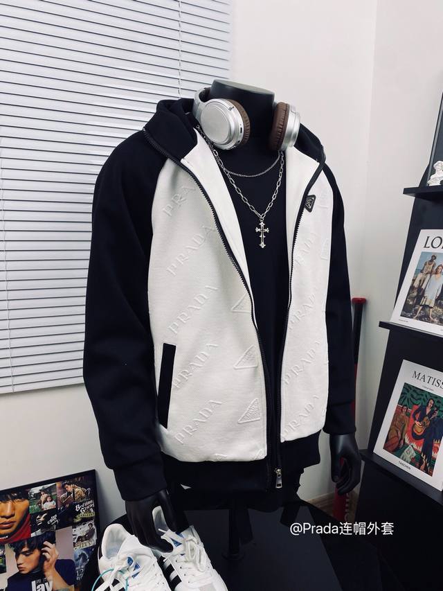 Prada普拉达立体钢印压花休闲连帽外套 原版定制面料 还原重工设计Logo超级高级洋气当下最火的一款单品 爆款 大厂完美做工，客供辅料，随意对比 上身轻松驾驭