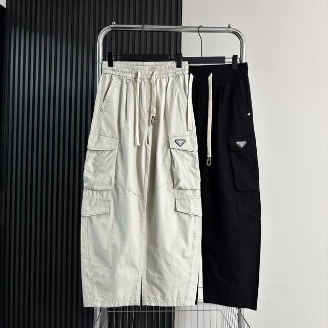 Prada普拉达纯棉美式宽松弯刀工装裤 可松可紧的设计自由调节非常方便 ！ 前后多口袋设计，宽松版型多口袋设计！ 代工厂P原版面料，手感细腻贴身特别亲肤！ 精准