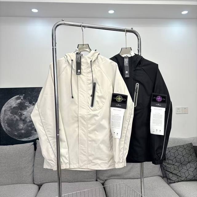 Stoneisland石头岛连帽反光冲锋衣外套 洗涤时建议袖标拆下 版型剪裁宽松 不显臃肿 超百搭，简直太好穿了 简洁风格，又飒又有型，随意搭配各种服装巨百搭！
