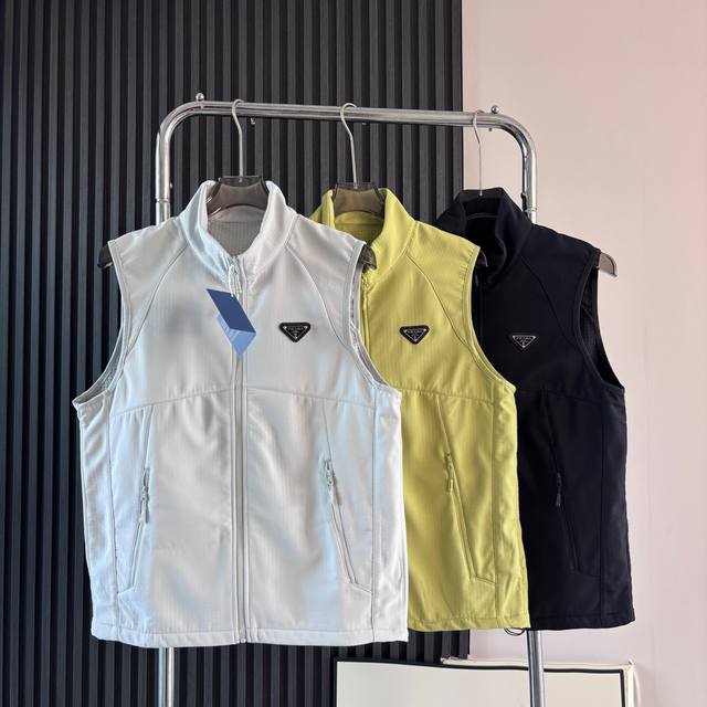 Prada普拉达山系机能风轻暖开衫马甲 3D立体剪裁挺括有型，方格肌理面料 耐磨耐穿 内里轻暖绒面料，布面柔软蓬松， 多季可穿 版型超正 拒绝臃肿 面料质感非常