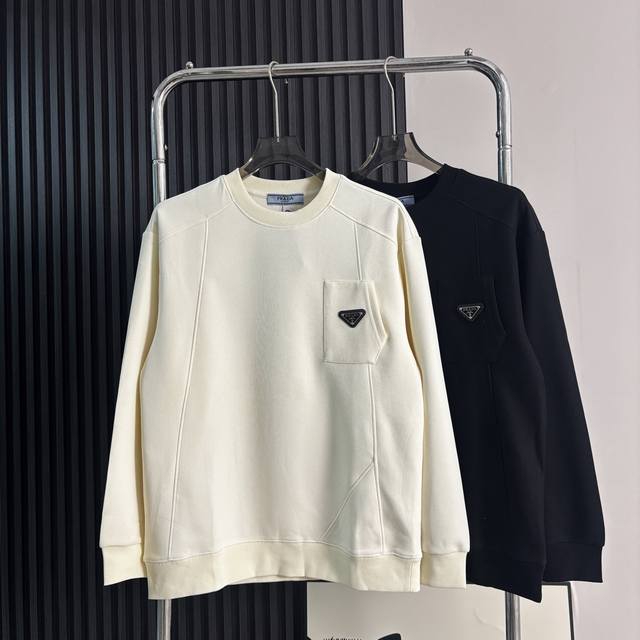 Prada普拉达美式设计感拼接圆领卫衣 定制主标 水洗齐全 真皮级别品牌皮标 原版宽松版型 防风保暖 同缸定染特种加粗32支双股1×1纯棉罗纹领口 柔软舒适 洗