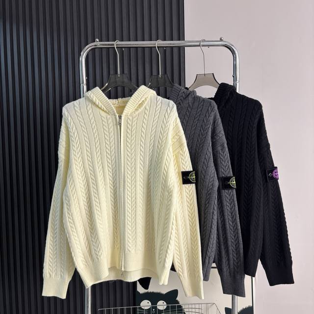 Stone Island 石头岛麻花针织毛衣开衫外套 原相机实拍 一件衣服配两色袖标 手感舒适度满分 承包春秋冬的衣橱必备单品 天冷叠穿作为内搭也非常好看 妥妥