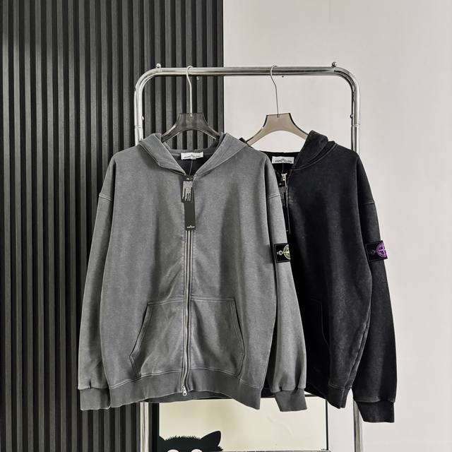 Stone Island 石头岛宽松连帽水洗开衫外套 原相机实拍 一件外套配两色袖标 面料采用高品质水洗面料经典不失简单 可外搭可内穿 版型宽松立体感十足 上身