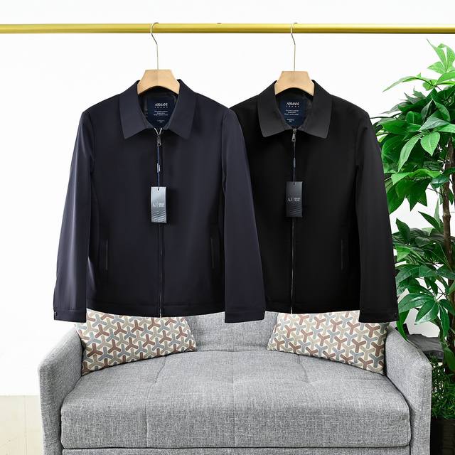 报单号：8208# 阿玛尼秋季休闲商务爸爸装翻领拉链夹克外套！ 高端时尚翻领设计 ！上身效果极佳，彰显自信气质；所有细微处尽情展现完美品质！本期的主角是一款真正