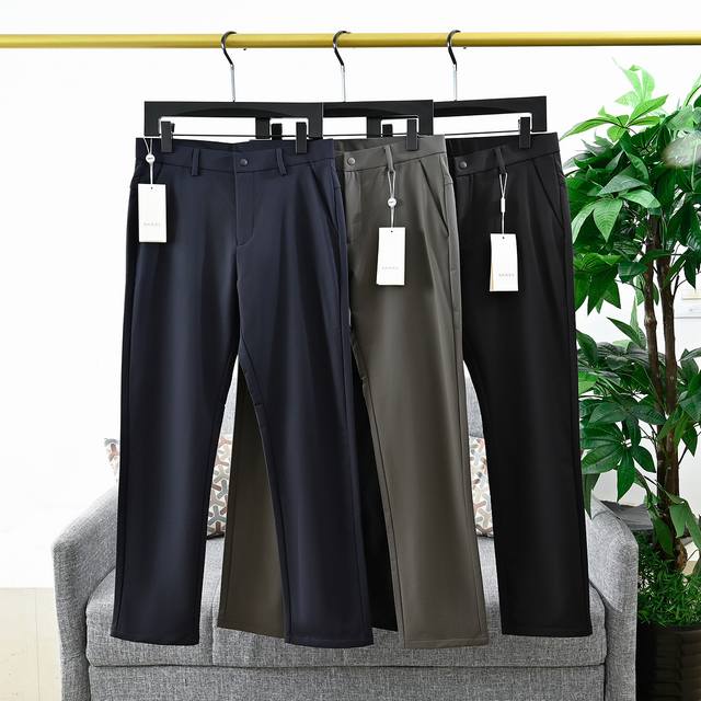 报单号：19528# 古驰商务男士小金标通勤款男士休闲功能性直筒西裤！以舒适有型为设计理念 辅以户外机能感的面料,亲肤 专门为秋季打造的商务休闲一体裤 标志性的