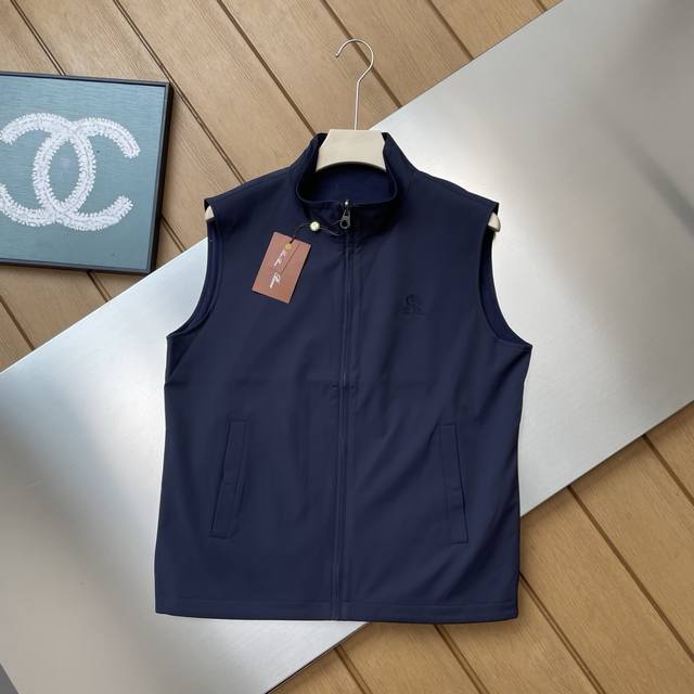 专柜还原顶级复刻版 只做原版Loro Iana诺悠翩雅秋冬新款时尚立领拉链夹棉马甲，L家新款马甲是一款具有创新设计的成衣，它采用双面穿的设计方式，一面光滑，另一