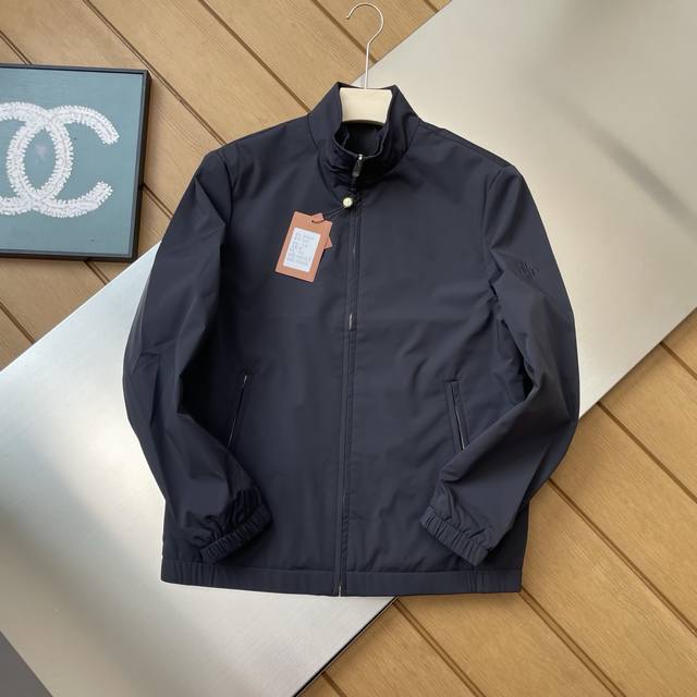 专柜还原顶级复刻版 只做原版Loro Iana诺悠翩雅、新款L立领夹克，高端精英男士必备极简都市轻质尼龙外套。来自意大利历史悠久尊贵奢华的顶奢品牌L，在过去一百