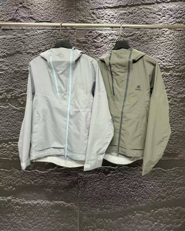 凯乐石Kailas索松运动户外徒步Flt防风防水透汽散热连帽冲锋衣男女同款 好适合做酷酷的情侣穿搭～ 中性款冲锋衣有没有击中你的心 Ps:索松的高领可以折叠进去