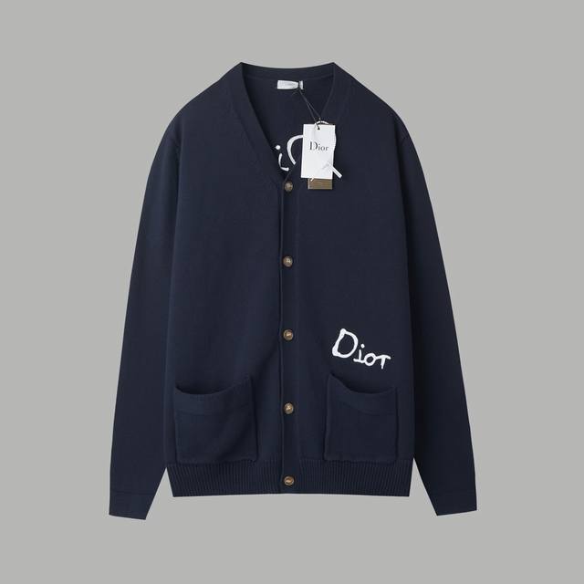 Cd 字母刺绣针织开衫毛衣 轻奢主义 男女日常通勤穿搭必备单品 正确版本 欢迎对比 详细特征 采用50% 羊毛含量纱线 16支35%羊绒 15%合成纤维 采用德