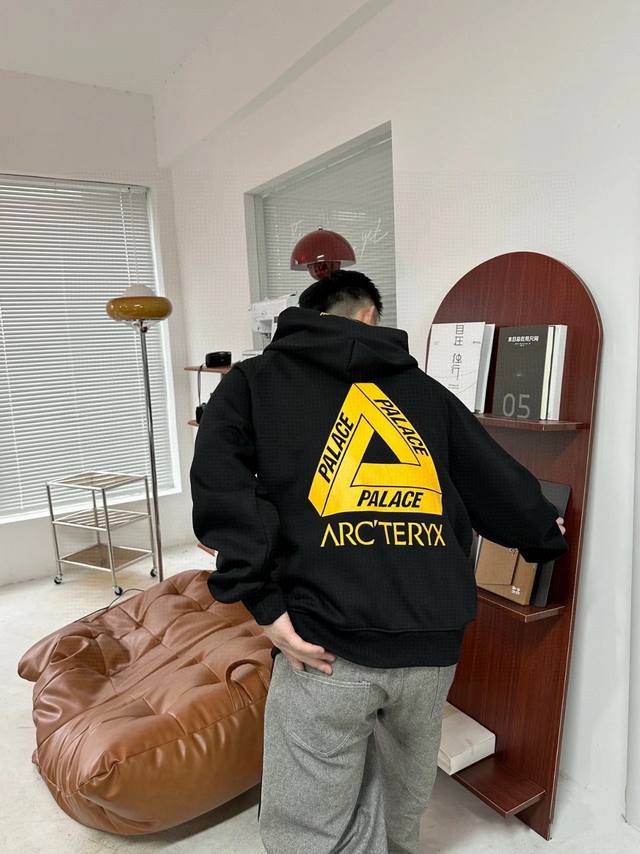 高品质 品名：始祖鸟 Arc'teryx 联名Xalace印花Logo连帽卫衣男女同款 版型；宽松版 面料：纯棉双面面料 颜色： 黑色 尺码M-L- Xl 胸围