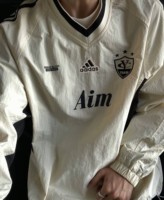 阿迪达斯V领Aim 美式街头休闲复古运动感 秋新品潮流男女卫衣外套夹克冲锋衣面料外套情侣款 采用速干梭织面料 怎么洗都是依旧如新 外搭内搭都很完美！ 版型跟图片