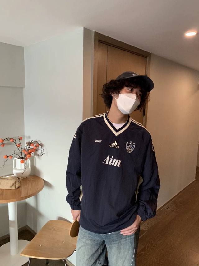 阿迪达斯V领Aim 美式街头休闲复古运动感 秋新品潮流男女卫衣外套夹克冲锋衣面料外套情侣款 采用速干梭织面料 怎么洗都是依旧如新 外搭内搭都很完美！ 版型跟图片