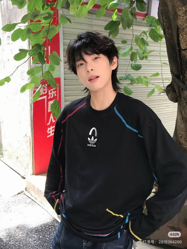 阿迪达斯Adidas黑色美式彩色哈苏线长袖T恤男款秋季高级感运动卫衣潮牌情侣上衣 采用二本针19支 克纯棉+螺纹包边处理 采用字母印花 拼接走线 哈苏线条 完美