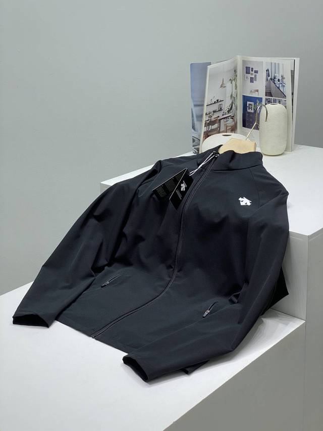 严选好货！ 迪桑特 Descente* 春季男士薄款立领夹克外套！严选好货！ 经典时尚款，客供锦氨弹力梭织面料，柔软高弹，舒适透气！ 立体裁剪搭配插肩袖设计，为