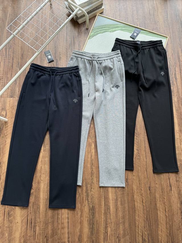 款号： 7A Descente 迪桑特新款男士秋季阔腿裤，裤子的版型线条感，更加能修饰腿型，全身高定 高品质珠地空气层面料 面料版型做工都极好韩国内部渠道的单子