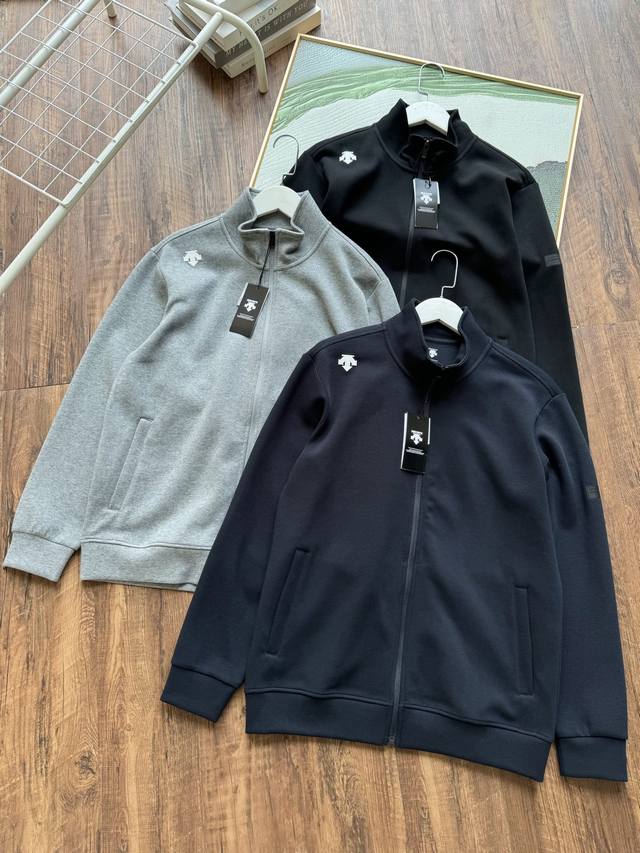 款号：6617A 迪桑特秋季男士立领拉链款外套兼具时尚与功能性，是秋季穿搭的热门选择。 在设计上，立领设计不仅能防风保暖，还能增添利落感，使穿着者更显精神。高端