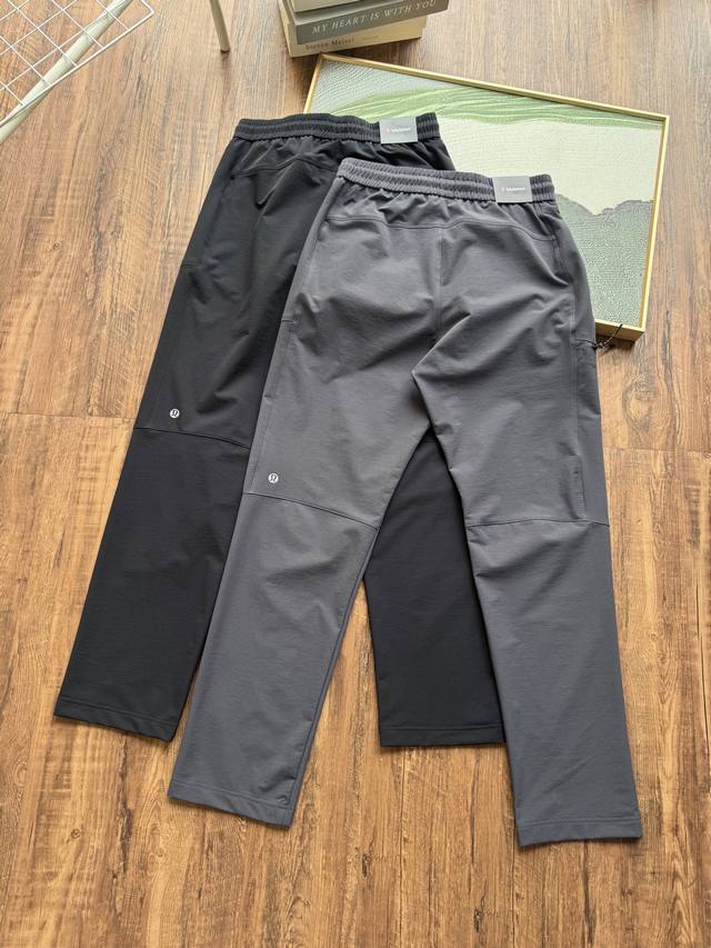 款号：77103 露露秋季男士弹力梭织休闲运动户外直筒长裤，兼具舒适与功能性。 其面料采用高弹力梭织材质，这种面料具有良好的透气性和吸湿排汗性能，能让穿着者在运