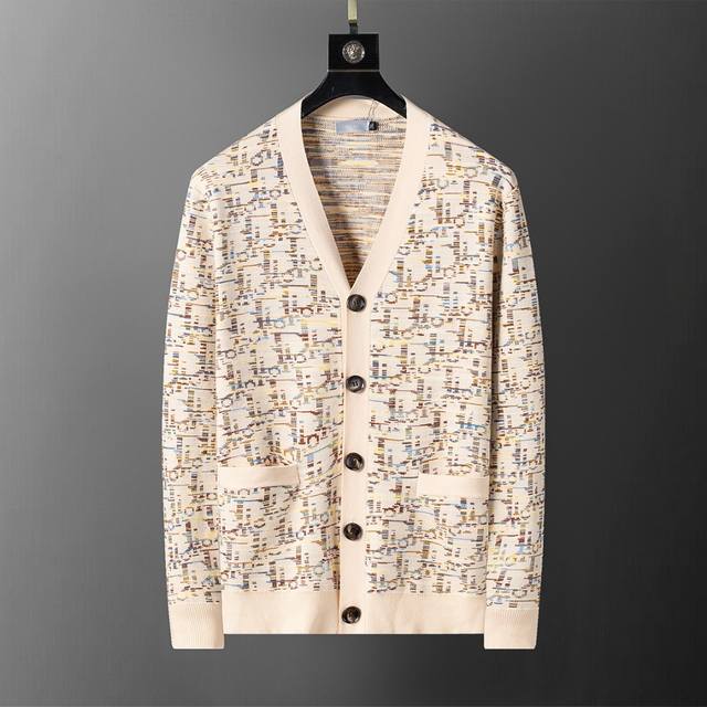 2025年秋冬新款开衫毛衣 官网同步 ，满身渐变字母款 款式 时尚 高端 大气，加厚舒适保暖，码数M-3Xl 杏色