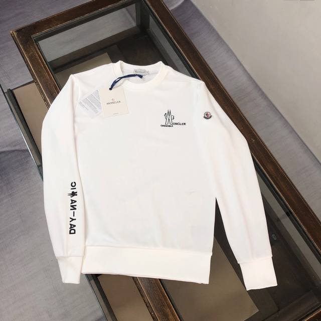 Mon*Cler 蒙口 2025最新圆领卫衣 放大实拍刺绣细节 透气无手感 、秋冬长袖圆领卫衣，棉圈质舒适面料，为标准剪裁样式。工艺复杂精湛，设计细节到位，专柜