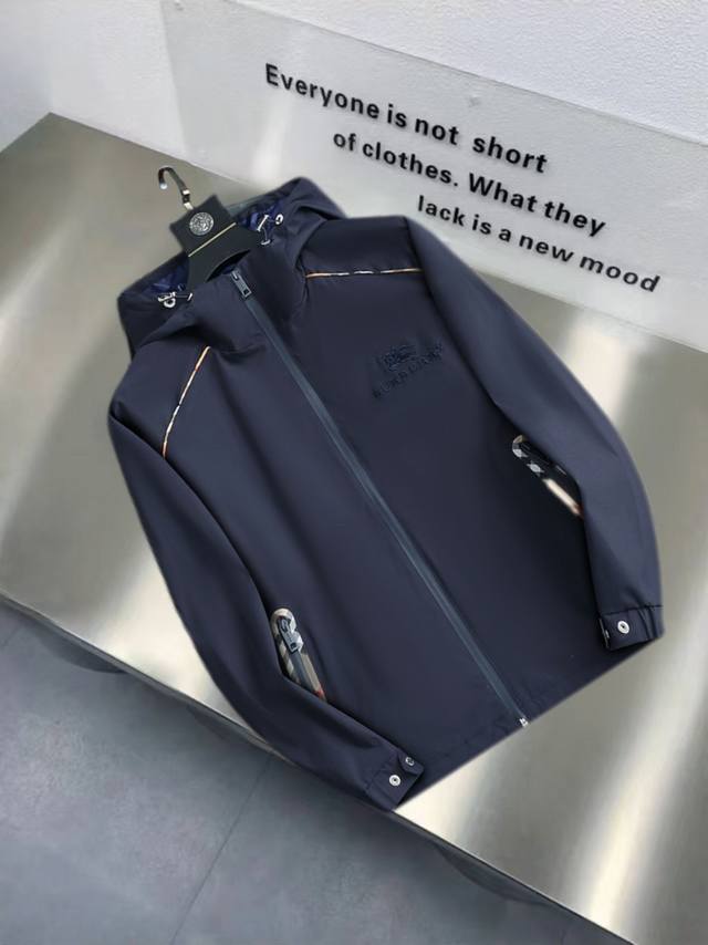 Burberry巴宝莉最新休闲男款连帽风衣，高品质原版设计和采料，精选双股斜纹防风透气的锦棉面料，柔和透气性强的锦绸内里，穿着合身舒适大方，五金、辅料、做工精细