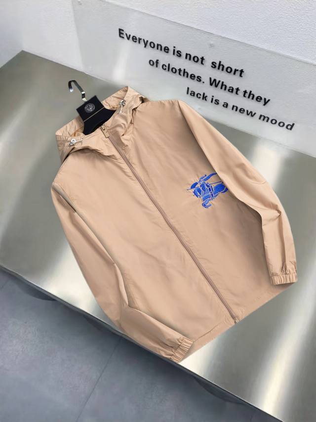 Burberry巴宝莉最新连帽男款夹克，高品质原版设计和采料，精选双股斜纹防风透气的锦棉面料，柔和透气性强的锦绸内里，穿着合身舒适大方，五金、辅料、做工精细完美