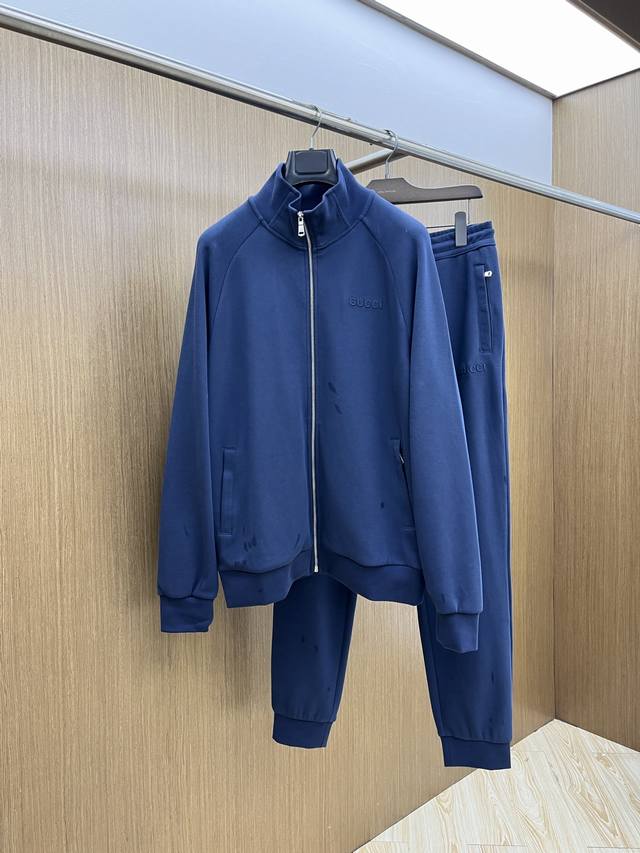 秋冬套装 上衣 裤子 Guc 2550秋冬最新品套装系列-专柜同步有售，原单狠货休闲时尚套装，上身很有特点！吸睛而有亮点，进口高密度聚酯纤维面料，密度高，手感舒