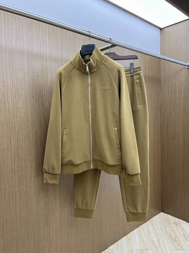 秋冬套装 上衣 裤子 Guc 2550秋冬最新品套装系列-专柜同步有售，原单狠货休闲时尚套装，上身很有特点！吸睛而有亮点，进口高密度聚酯纤维面料，密度高，手感舒