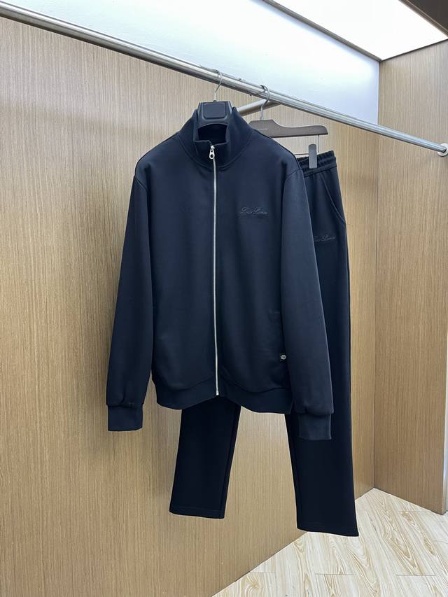 秋冬套装 上衣 裤子 Lp2550秋冬最新品套装系列-专柜同步有售，原单狠货休闲时尚套装，上身很有特点！吸睛而有亮点，进口高密度聚酯纤维面料，密度高，手感舒适，