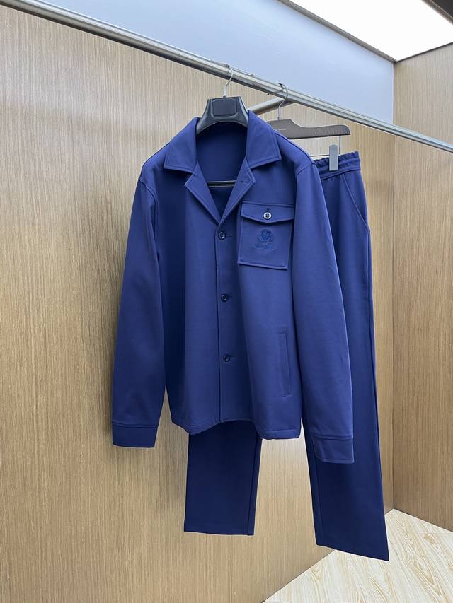 秋冬套装 上衣 裤子 Lp2550秋冬最新品套装系列-专柜同步有售，原单狠货休闲时尚套装，上身很有特点！吸睛而有亮点，进口高密度聚酯纤维面料，密度高，手感舒适，