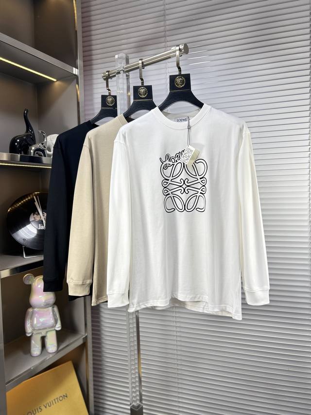 Loew*罗意威 Ss25秋冬新款 胸前图案凸起立挺感爆棚 圆领长袖T恤，更是时尚达人必须入手的一件！定制280G高克重棉面料 ，手感细腻 亲肤性很好。胸前智能