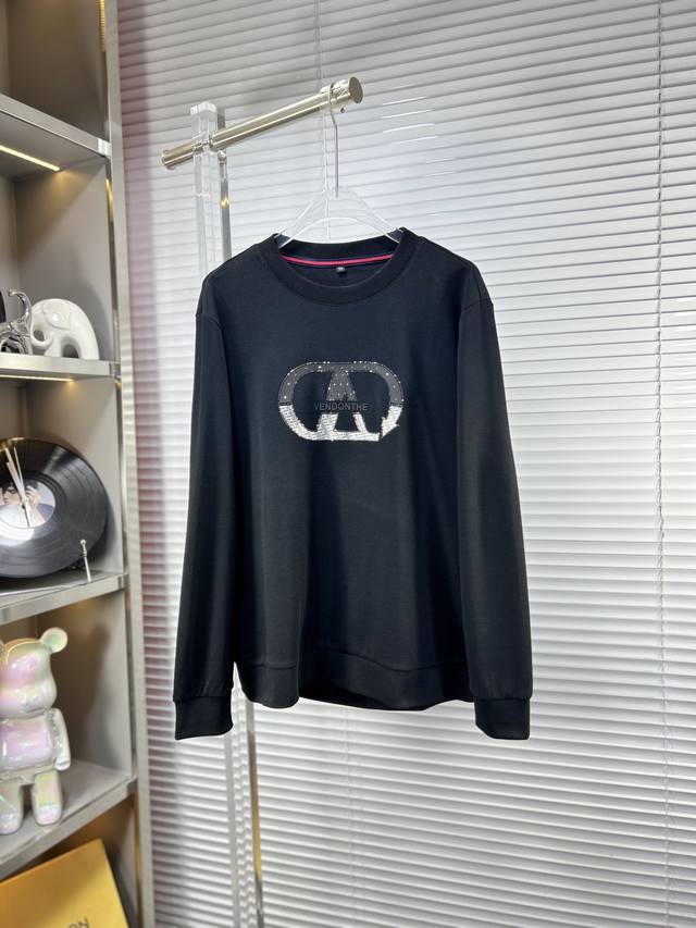 Vale*华伦天奴 Ss25秋冬新款卫衣 经典字母款系列，采用特纺紧密棉面料，下摆收口设计 采用进口定染材质绣线，具有光泽感的丝光绣线对版定染，立体造型稳定，码