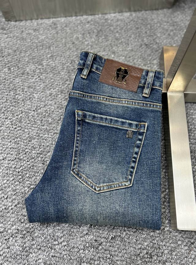 Bc*布鲁提 Ss25秋冬新款男士牛仔裤 面料弹性好。独家发售 官网同步 时尚优雅 采用原色酵母水洗工艺 精选进口重磅丹宁牛仔面料 配专柜五金装饰 真皮皮牌 精